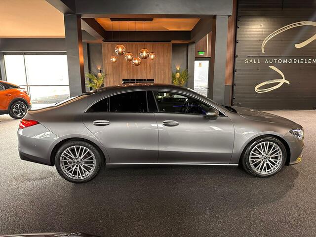 Mercedes-Benz CLA-KLASSE 180 Luxury Line stoelverwarming/Ambilight/Navi/Dealeronderhouden
