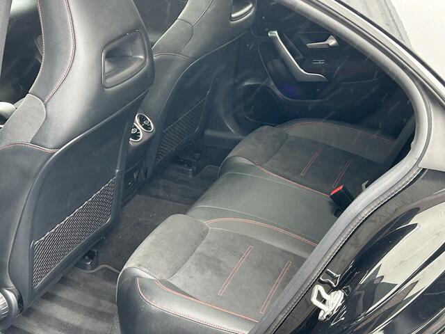 Mercedes-Benz CLA-KLASSE 180 AMG Line | Panoramadak | Sfeerverlichting |