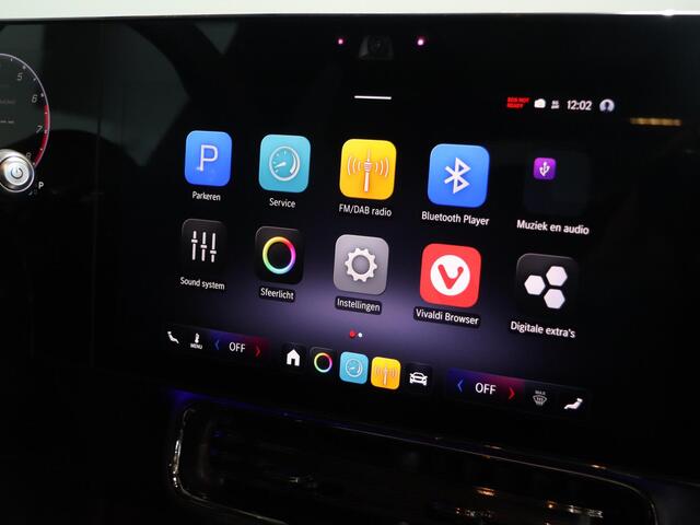 Mercedes-Benz CLA-KLASSE 180 Business Solution AMG | Superscreen | Premium Pakket | Panoramadak | Trekhaak |