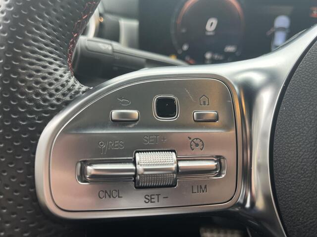 Mercedes-Benz CLA-KLASSE 180 AMG Line | Panoramadak | CarPlay | Cruise Control | Navigatie | Led Koplampen