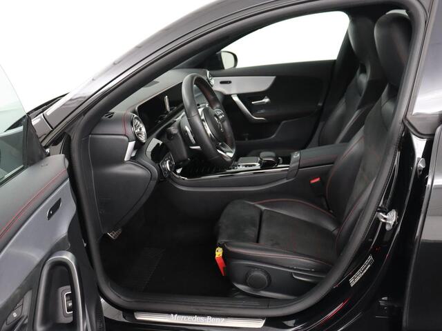 Mercedes-Benz CLA-KLASSE 180 AMG Line | Panoramadak | Carplay | Leder/Alcantara | Stoelverwarming | Navigatie | Keyless | Camera | Full LED | Sportstoelen | Widescreen | Sfeerverlichting | Climate control