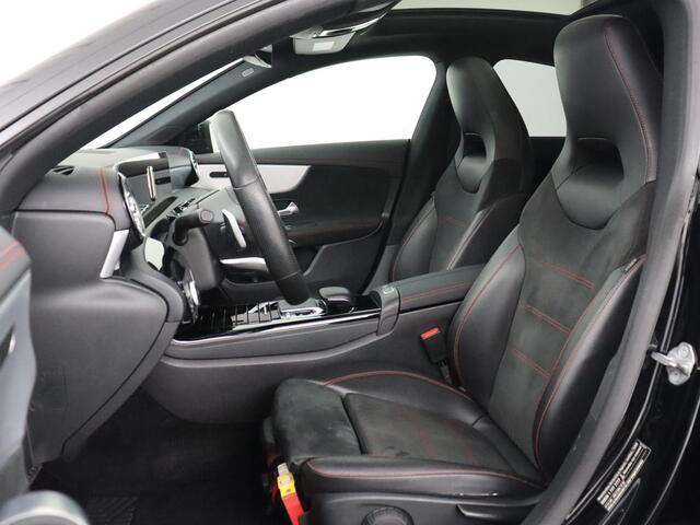 Mercedes-Benz CLA-KLASSE 180 AMG Line | Panoramadak | Carplay | Leder/Alcantara | Stoelverwarming | Navigatie | Keyless | Camera | Full LED | Sportstoelen | Widescreen | Sfeerverlichting | Climate control