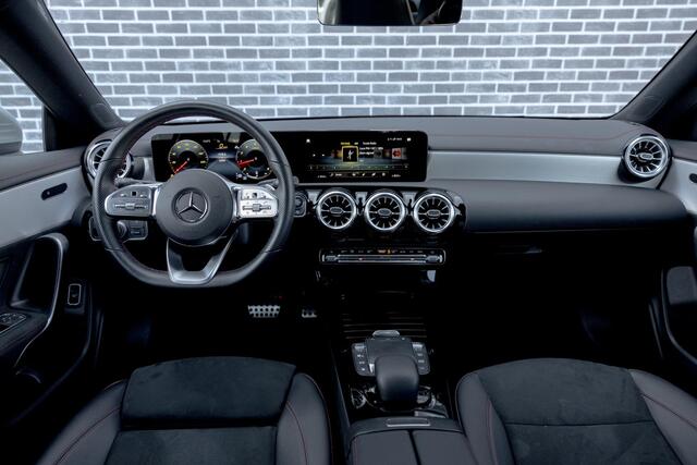 Mercedes-Benz CLA-KLASSE 180 AMG Line | Apple Carpaly | Android Auto | Navigatie | Achteruitrijcamera | Parkeersensoren | Sportstoelen | Keyless Entry
