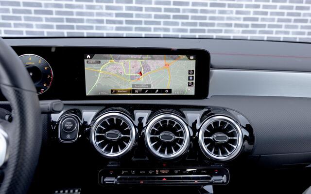 Mercedes-Benz CLA-KLASSE 180 AMG Line | Apple Carpaly | Android Auto | Navigatie | Achteruitrijcamera | Parkeersensoren | Sportstoelen | Keyless Entry