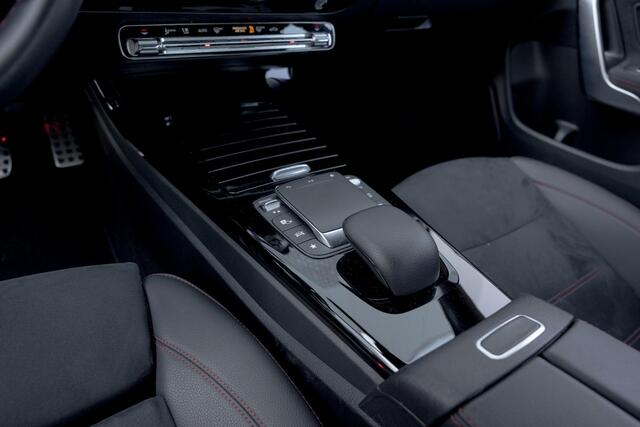 Mercedes-Benz CLA-KLASSE 180 AMG Line | Apple Carpaly | Android Auto | Navigatie | Achteruitrijcamera | Parkeersensoren | Sportstoelen | Keyless Entry