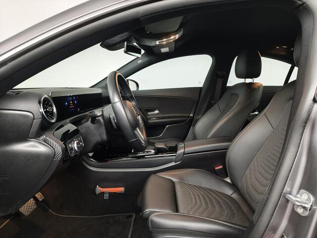 Mercedes-Benz CLA-KLASSE 180 Business Line | Stoelverwarming | Achteruitrijcamera | Parkeersensoren rondom | All-Season banden |
