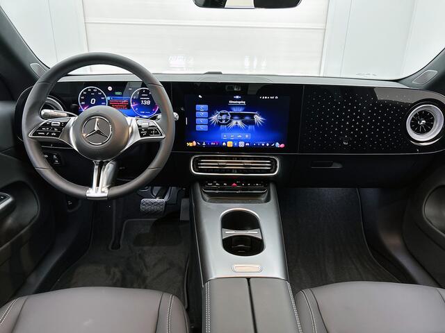 Mercedes-Benz CLA-KLASSE 180 Business Solution | Nightpakket | Parkeerpakket | Smartphone integratie | Adaptieve cruisecontrol | Vast panoramadak | URBAN GUARD | Sierelementen kunststof antraciet |