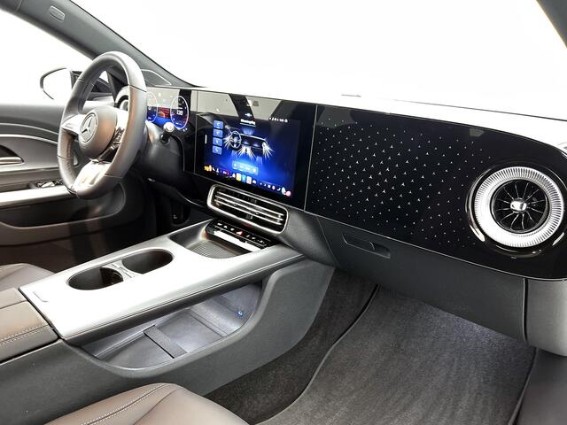 Mercedes-Benz CLA-KLASSE 180 Business Solution | Nightpakket | Parkeerpakket | Smartphone integratie | Adaptieve cruisecontrol | Vast panoramadak | URBAN GUARD | Sierelementen kunststof antraciet |