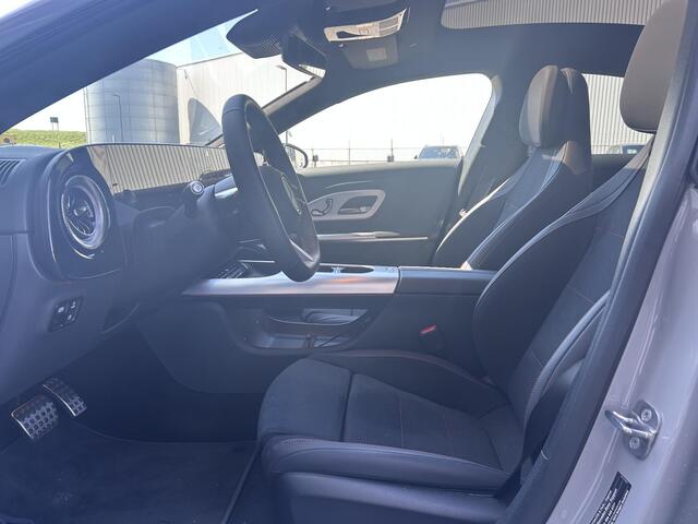 Mercedes-Benz CLA-KLASSE 200 Business Solution AMG | Premium Pakket | Superscreen | Winterpakket | Nightpakket |Dodehoekassistent | Adaptieve cruisecontrol | Smartphone integratiepakket | Massage functie