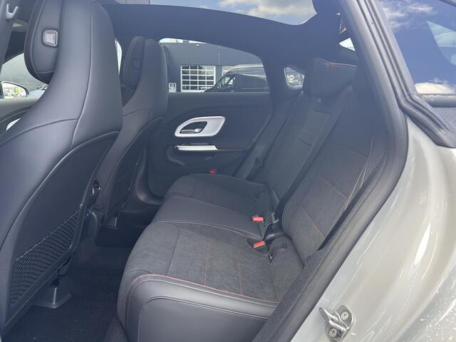 Mercedes-Benz CLA-KLASSE 200 Business Solution AMG | Premium Pakket | Superscreen | Winterpakket | Nightpakket |Dodehoekassistent | Adaptieve cruisecontrol | Smartphone integratiepakket | Massage functie