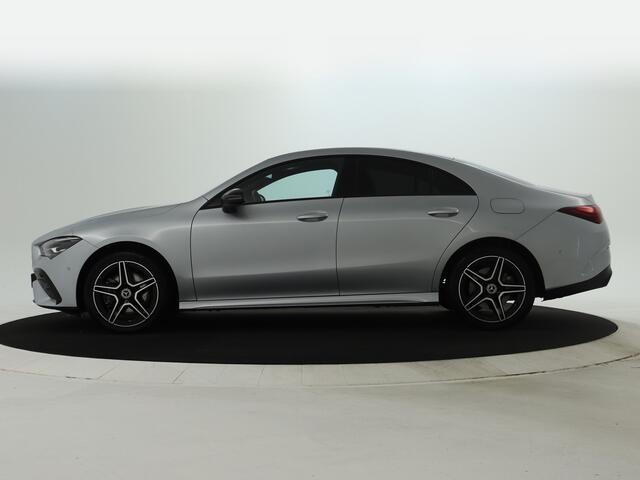Mercedes-Benz CLA-KLASSE 250 e AMG Nightpakket | Dode Hoek Ass | Keyless Go | CarPlay | Sfeerverlichting | Stoelverwarming | Inclusief 24 maanden Mercedes-Benz Certified garantie voor Europa.