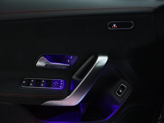 Mercedes-Benz CLA-KLASSE 250 e AMG Nightpakket | Dode Hoek Ass | Keyless Go | CarPlay | Sfeerverlichting | Stoelverwarming | Inclusief 24 maanden Mercedes-Benz Certified garantie voor Europa.