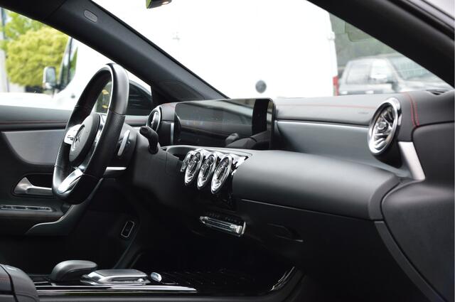 Mercedes-Benz CLA-KLASSE 180 AMG-LINE | PANORAMADAK | SFEERVERLICHTING | KEYLESS-GO | CAMERA | KEYLESS-GO | NIGHT-PAKKET | ENZ