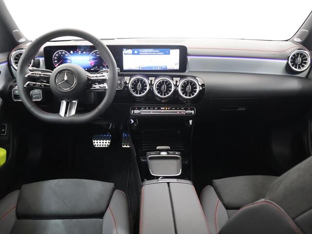 Mercedes-Benz CLA-KLASSE Coupé 180 Business Solution AMG | Elek. Trekhaak | Premium Plus | Winterpakket | Techniekpakket | Burmester | Panoramadak | HUD | Stoelverwarming | 360° Camera |