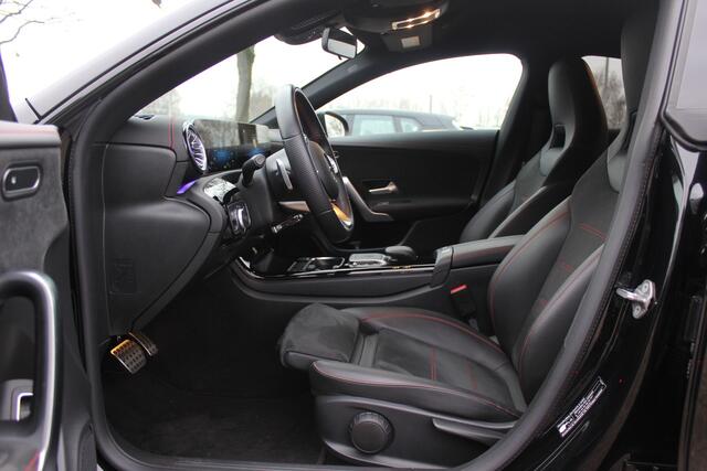 Mercedes-Benz CLA-KLASSE 250 e Business Solution AMG Limited / Camera / Sfeerverlichting / CarPlay / 18'' / Navigatie / Stoelverwarming / DAB / Cruise Control