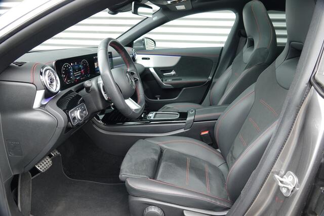 Mercedes-Benz CLA-KLASSE 180 Star Edition AMG | Pano | Trekhaak | Distronic | Camera | Sfeer |