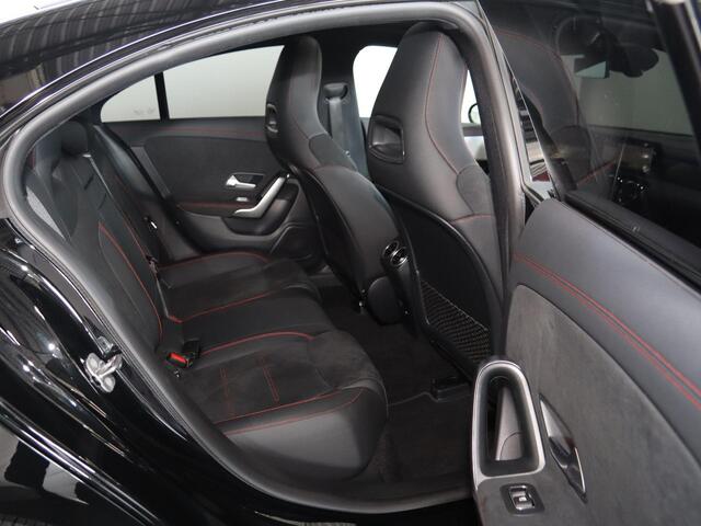 Mercedes-Benz CLA-KLASSE 180 Star Edition AMG Line | Panoramadak | Night | Distronic | Night | Dodehoekassistent |