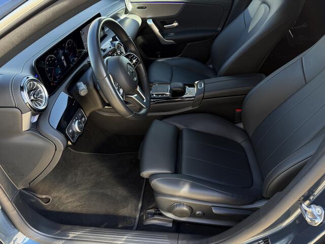 Mercedes-Benz Cla Shooting Brake 180 Business Solution Luxury Automaat / Leder / PDC v+a / Navigatie / Keyless / Led