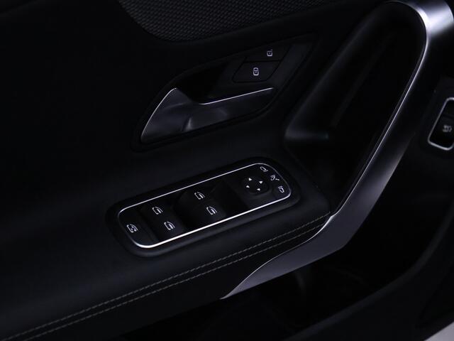 Mercedes-Benz Cla Shooting Brake 180 Business Solution Luxury [SCHUIFKANTELDAK, STOELVERWARMING, ACHTERUITRIJCAMERA, PARKEERSENSOREN V+A, CRUISE CONTROL, ELEKTRISCH VERSTELBARE STOELEN]