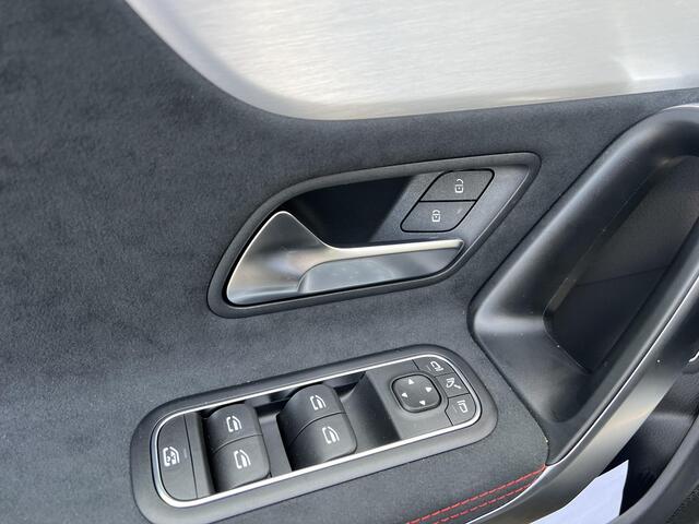 Mercedes-Benz Cla Shooting Brake 180 AMG | Panoramadak | | Premium Pakket | Night Pakket | Panoramadak | Trekhaak | MULTIBEAM LED Koplampen | Apple CarPlay | Android Auto | Advanced Sound System