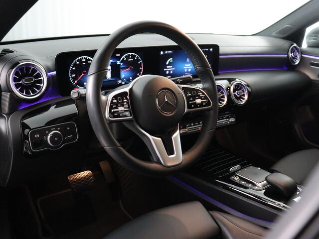 Mercedes-Benz Cla Shooting Brake 200 Business Solution Luxury (NL-Auto / Afn. Trekhaak / Pano / Sfeerverl. / Elek. Achterklep / Matrix Led)