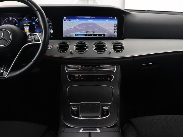 Mercedes-Benz E-KLASSE 300e AMG Night | Adaptive cruise | Burmester | Stoelverwarming | Carplay | Camera | Park Assist | Sfeerverlichting | Half leder | PHEV | Plug In