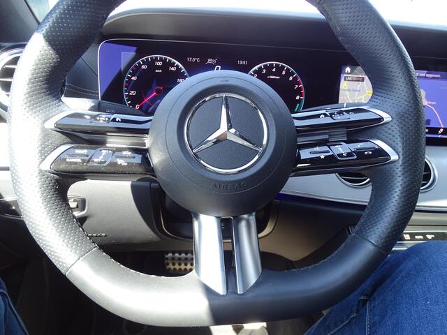 Mercedes-Benz E-KLASSE 300 e 4MATIC AMG Line AUTOMAAT| SPORT INTERIEUR| NAVIGATIE| 360-CAMERA| DODE-HOEK| MULTIMEDIA| AIRCO/ECC| ADAPTIVE CRUISECONTROLL| XENON/LED| TREKHAAK| SFEER VERLICHTING|