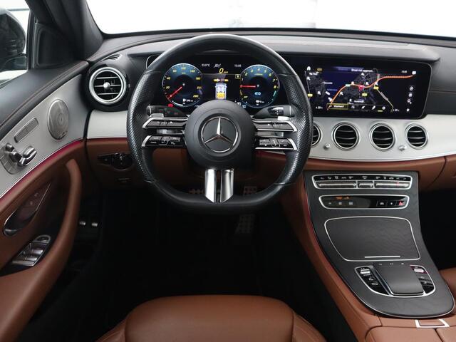 Mercedes-Benz E-KLASSE 300e AMG | Panoramadak | Adaptive cruise | Nappaleder | 360 Camera | Matrix LED | Trekhaak | Burmester | Navigatie | Stoelverwarming | Park Assist | Sfeerverlichting | PHEV | Plug In