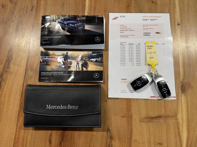 Mercedes-Benz E-KLASSE 300 e Business Solution AMG *Panoramadak* Burmester / Adapt. Cruise / Memory / LED / Sfeerverlichting / Stoelverwarming / Org.NL!