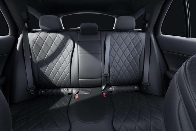 Mercedes-Benz E-KLASSE 300 e AMG Line Trekhaak - Panoramadak - Airmatic - Night Pack - Winter pakket - Cruisecontrol met Afstandsregeling - Comfort stoelen - Verwarmde en geklimatiseerde stoelen - Getinte Ruiten -