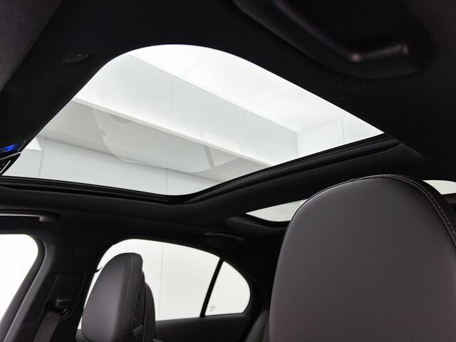 Mercedes-Benz E-KLASSE 300 e Sport Edition | Premium pakket | Rijassistentiepakket Plus | Nightpakket | Trekhaak | Multibeam LED | Panoramaschuifdak | Winter pakket | MBUX Superscreen | Parkeerpakket met 360°-camera |