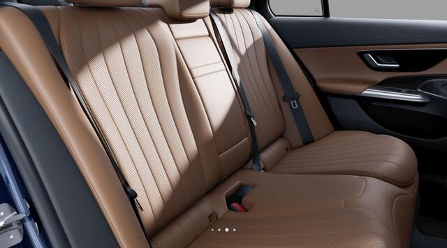 Mercedes-Benz E-KLASSE 300 e Sport Edition | AMG Line | Panoramadak | Premium Pakket | Night Pakket | Winter Pakket | Trekhaak | MBUX Superscreen | Burmester 4D Surround | 360° Camera | Dodehoekassistent | DISTRONIC Afstandsassistent | Elektrisch Verstelbare Stoelen + Memory | 