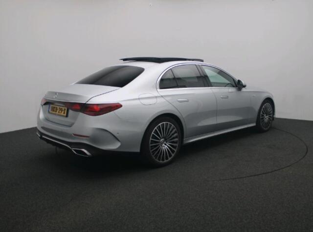 Mercedes-Benz E-KLASSE 300 e Sport Edition | Panorama Schuif-Kanteldak | 360° camera | AMG Line | MBUX Superscreen | 20" multispaaks lichtmetalen AMG velgen. Inclusief 24 maanden MB Certified garantie voor Europa.