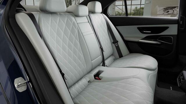 Mercedes-Benz E-KLASSE 400 e 4MATIC AMG Line | Panoramadak | Achterasbesturing | Luchtvering | Hyperscreen | Parkeerpakket | Verlichte Grille | Rijassistentiepakket |