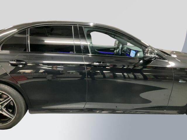 Mercedes-Benz E-KLASSE 300 e AMG Line | 320pk PHEV | Elektrisch panoramadak / schuifdak | Stoelverwarming | Bestuurdersstoel Met Geheugen | Achteruitrijcamera