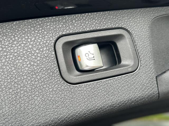 Mercedes-Benz E-estate 300e AMG // Trekhaak 2100kg // 360 Camera // Schuifdak // Night pakket // Elek. Achterklep // Carplay