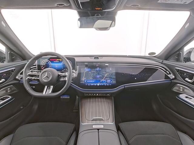 Mercedes-Benz E-estate 300 e AMG Plug-In Hybride AMG | Night Pakket | Panorama Schuif-Kanteldak | MBUX Superscreen | Trekhaak | Stuur en Stoelverwarming. Inclusief 24 maanden Mercedes-Benz Certified garantie voor Europa.