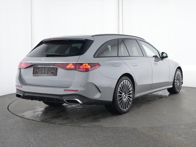 Mercedes-Benz E-estate 300 e AMG Plug-In Hybride AMG | Night Pakket | Luchtvering | Lederen beklediing | MBUX Superscreen | Trekhaak | Head-up-Display | 20 Inch AMG velgen. Inclusief 24 maanden Mercedes-Benz Certified garantie voor Europa.