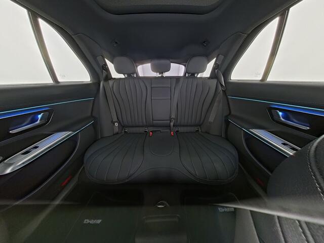 Mercedes-Benz E-estate 300 e AMG Plug-In Hybride AMG | Night Pakket | Luchtvering | Lederen beklediing | MBUX Superscreen | Trekhaak | Head-up-Display | 20 Inch AMG velgen. Inclusief 24 maanden Mercedes-Benz Certified garantie voor Europa.