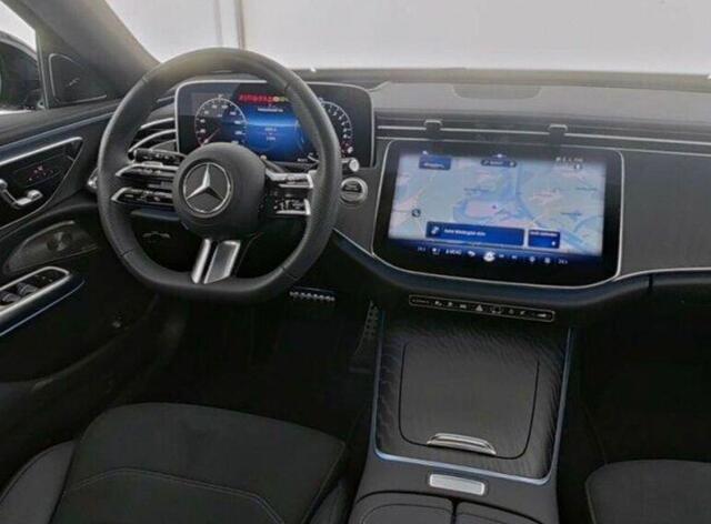 Mercedes-Benz E-estate 300 e Edition AMG Line l Airmatic l Panoramadak l 360 gr Camera l Distronic l MBUX l Burmester 4D l Winterpakket l Digital Light l Weklapbare Trekhaak l Keyless GO l Smartphone integratie l HUD l Stoelverwarming l Augmented Reality l Memory pakket l Sfeer