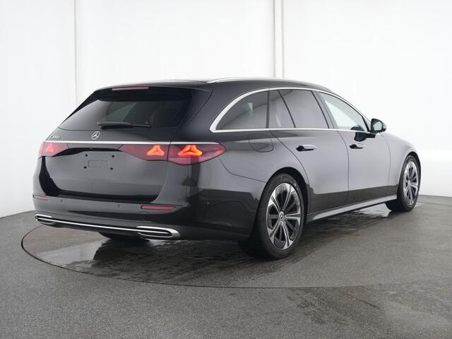 Mercedes-Benz E-estate 300 e Luxury Plug-In Hybride Trekhaak | Parkeerpakket met 360°-camera | Distronic | Zonneschermpakket | Ledkoplampen. Inclusief 24 maanden Mercedes-Benz Certified garantie voor Europa.