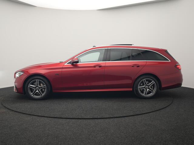 Mercedes-Benz E-estate 300 e AMG Line Plug In Hybrid 320pk | Panodak | Trekhaak af Fabriek | Adaptive Cruise | Head Up | Multibeam LED | Lederen Sportstoelen | Widscreen Navi | Sfeerverlichting | Camera | PHEV |