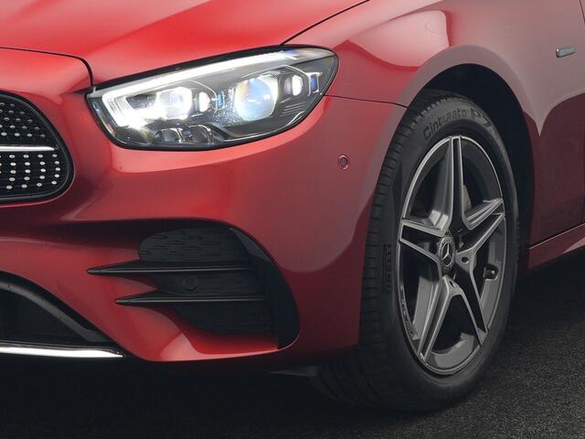 Mercedes-Benz E-estate 300 e AMG Line Plug In Hybrid 320pk | Panodak | Trekhaak af Fabriek | Adaptive Cruise | Head Up | Multibeam LED | Lederen Sportstoelen | Widscreen Navi | Sfeerverlichting | Camera | PHEV |