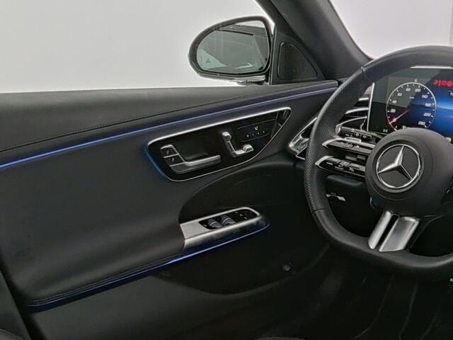 Mercedes-Benz E-estate 300 e AMG Line AMG Line | Night Pakket | Panorama Schuif-Kanteldak | MBUX Superscreen | 20 Inch AMG Velgen | Trekhaak \ Memory Pakket Voorstoelen. Inclusief 24 maanden Mercedes-Benz Certified garantie voor Europa.