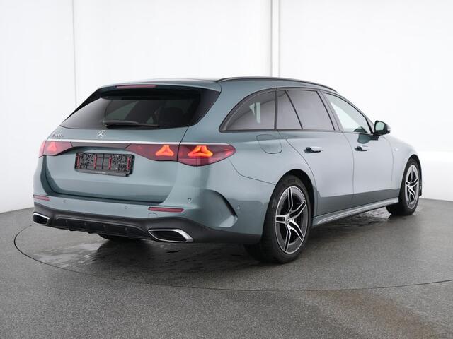 Mercedes-Benz E-estate 300 e AMG Plug-In Hybride AMG Line | Night Pakket | Trekhaak | Distronic | Panorama Schuif-Kanteldak | Memory voorstoelen. Inclusief 24 maanden Mercedes-Benz Certified garantie voor Europa.