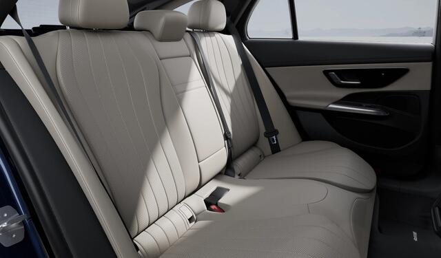 Mercedes-Benz E-estate 300 e AMG Line Trekhaak - Panoramadak - Cruisecontrol met Afstandsregeling - Comfortstoelen voor - Verwarmde en geklimatiseerde stoelen vooraan - Verwarmde stoelen achteraan -