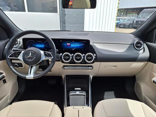 Mercedes-Benz EQA 250+ Luxury Line | Beige Interieur | Panoramadak | Trekhaak | Privacy Glas Achter | Sierdelen Lindehout Zwart | Dodehoekassistent | Apple CarPlay | Android Auto | Sfeerverlichting | Stoelverwarming | Elektrisch Inklapbare Buitenspiegels
