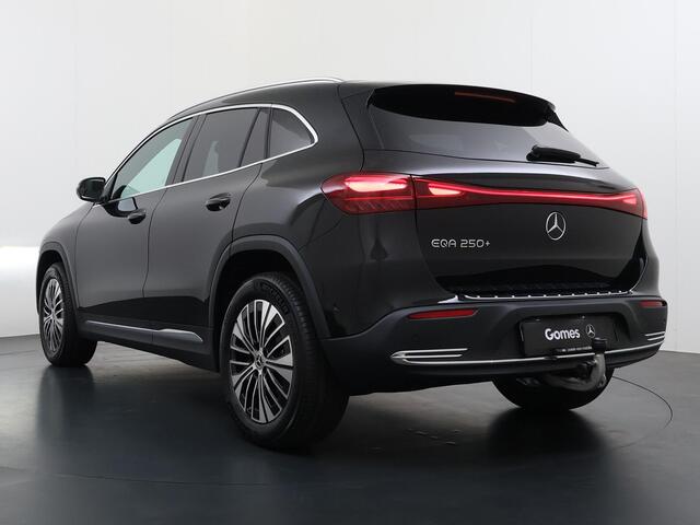 Mercedes-Benz EQA 250+ Business Solution Luxury | Trekhaak | Panoramadak | Dodehoekassistent | Apple CarPlay | Android Auto | Stoelverwarming | Sfeerverlichting | Donkergetint Glas Achter | Elektrische Achterklep | Elektrisch Inklapbare Buitenspiegels | Achteruitrijcamera