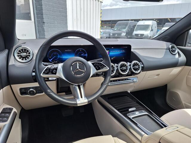 Mercedes-Benz EQA 250+ Luxury Line | Panoramadak | Trekhaak | Beige Interieur | Privacy Glas Achter | Sierdelen Lindehout Zwart | Dodehoekassistent | Apple CarPlay | Android Auto | Sfeerverlichting | Stoelverwarming | Elektrisch Inklapbare Buitenspiegels