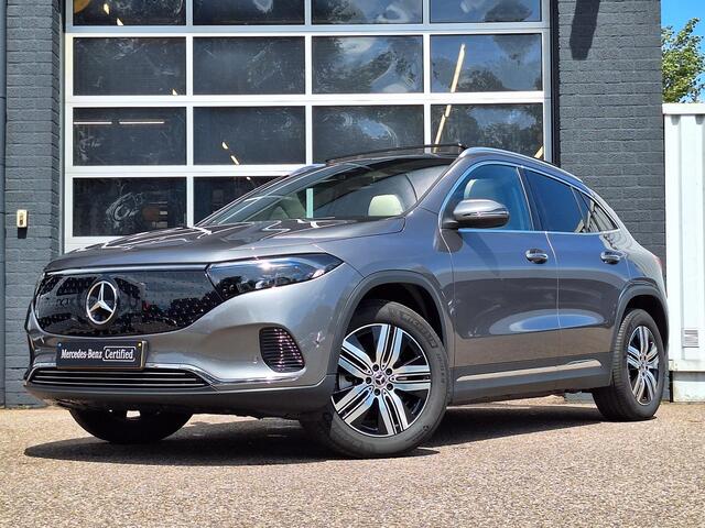 Mercedes-Benz EQA 250+ Luxury Line | Panoramadak | Trekhaak | Beige Interieur | Privacy Glas Achter | Sierdelen Lindehout Zwart | Dodehoekassistent | Apple CarPlay | Android Auto | Sfeerverlichting | Stoelverwarming | Elektrisch Inklapbare Buitenspiegels